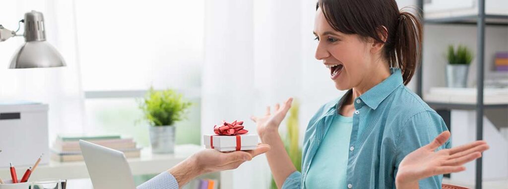Junge Frau, die Geschenk durch ihre
