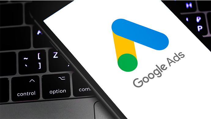 Logo von Google Ads bzw. AdWords auf einem Smartphone-Bildschirm. Werbung in Suche schalten.