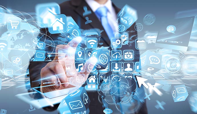 Digitale Strategie für KMU: Geschäftsmann in Anzug nutzt digitale Technologie.