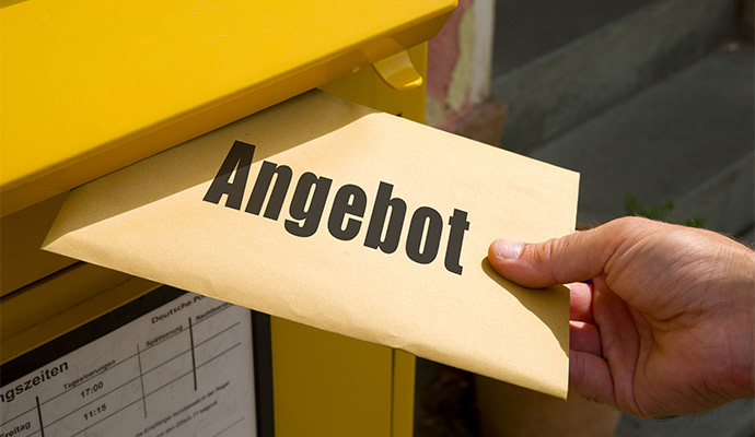 Post-Mailing mit eigenem Druck wird in Briefkasten eingeworfen.