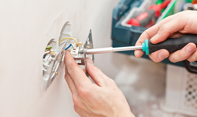 Elektroinstallateur Website erstellen: Nahansicht Elektriker Hand