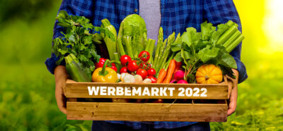 Werbemarkt 2022-Schriftzug auf Korb mit Gemüse