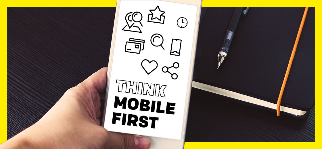Mobile First Website: Handy, auf dem "Think Mobile First" steht