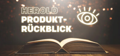 "HEROLD Produkt Rückblick"-Schriftzug über einem aufgeklappten Buch