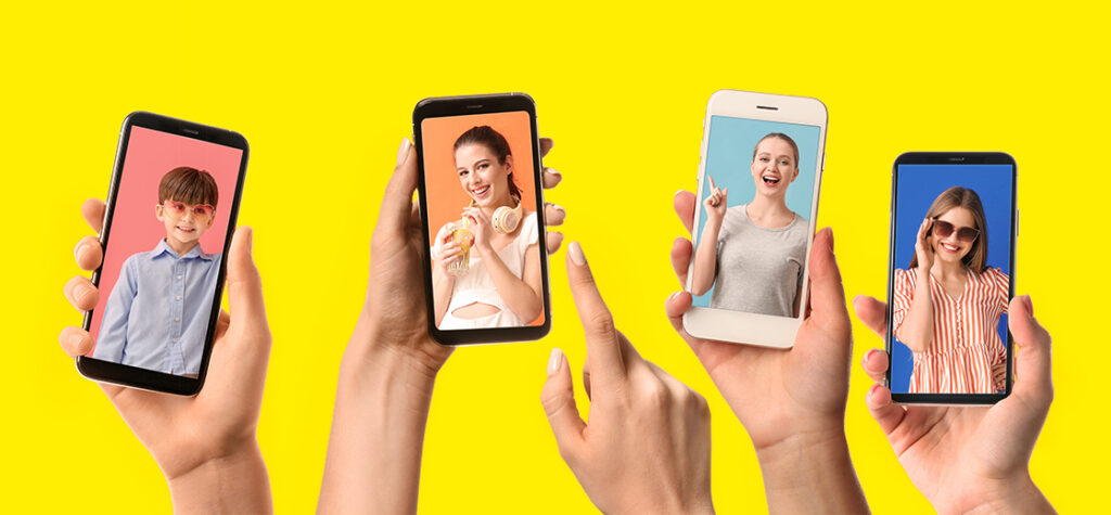 Vier Handy mit Fotos von Menschen drauf.