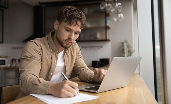 Nutzer verwendet Suchmaschine für Preisvergleich vor Online-Bestellung eines Produktes.