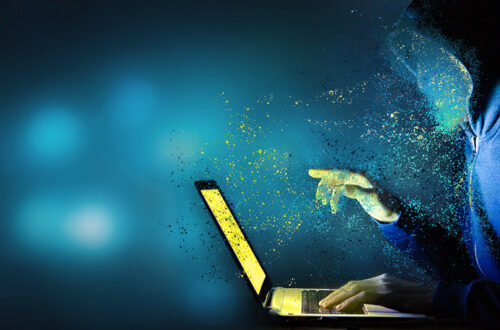 Hacker mit Laptop als Symbol für Cyber Security