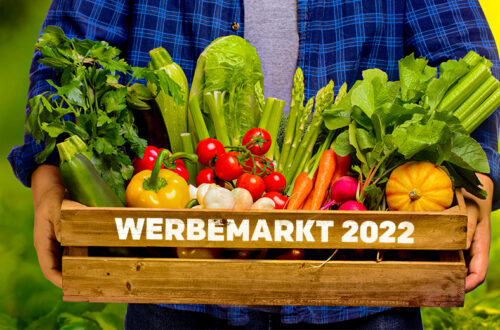 Werbemarkt 2022-Schriftzug auf Korb mit Gemüse