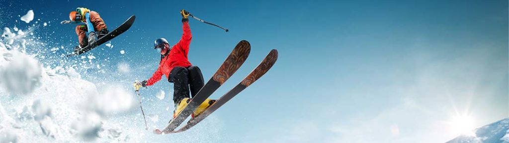 Zwei Snowboarder beim Wintersport. Google Ads für Saisonbetriebe. 