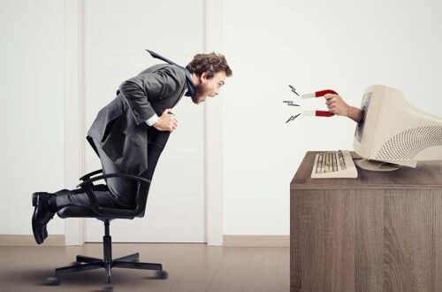Junger Mann, der von einem Magneten durch den Computer Bildschirm gesaugt wird. Inbound Marketing.