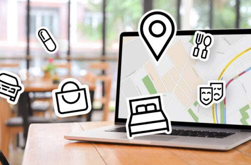 Google Business Profile-Schriftzug, daneben ein Laptop auf einem Tisch
