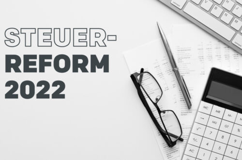 Schreibtisch mit Büroausstattung symbolisiert Steuerreform 2022
