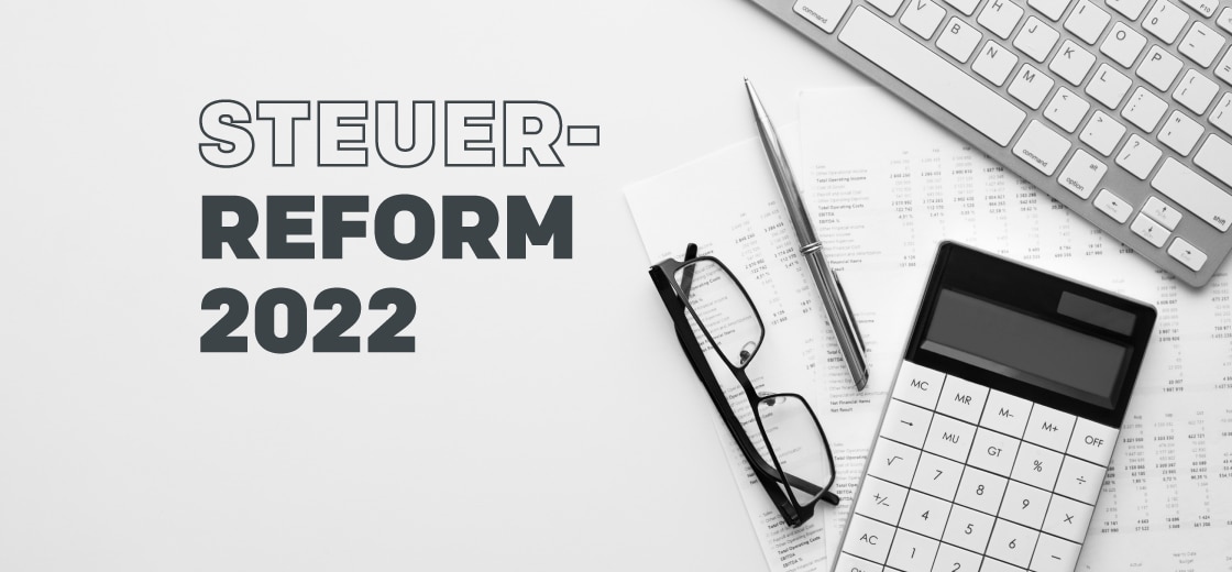 Schreibtisch mit Büroausstattung symbolisiert Steuerreform 2022