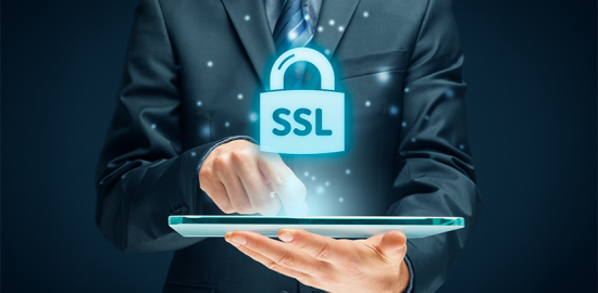 Geschäftsmann mit Tablet und SSL Zertifikat.