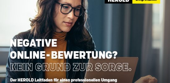 Frau geht konstruktiv mit negativen Bewertungen um.