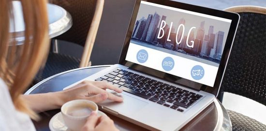 Professionelle Bloggerin verfasst einen neuen Beitrag und schickt diesen per Mail.