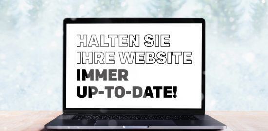 Laptop vor verschneitem Hintergrund.