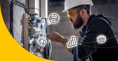 Elektriker bei der Arbeit. Um ihn herum ein www-, ein Augen- und ein Wachstums-Symbol, als Hinweise, dass Werbung für Elektriker:innen viele Vorteile bringt.
