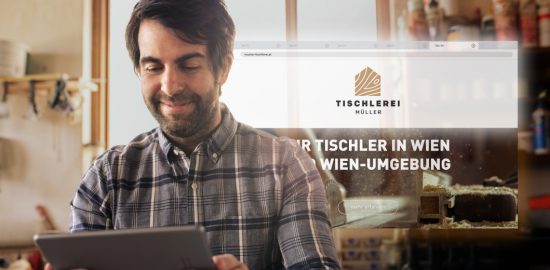 Bild zeigt Mann, der seine Unternehmenswebsite erstellen kann