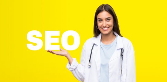 Junge Ärztin präsentiert SEO fuer Aerzte