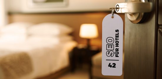 Hotelschlüssel an Tür mit Schriftzug "SEO für Hotels"