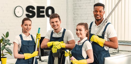 Reinigungskräfte mit SEO-Schriftzug im Hintergrund symbolisieren die Notwendigkeit von SEO für Reinigungsfirmen