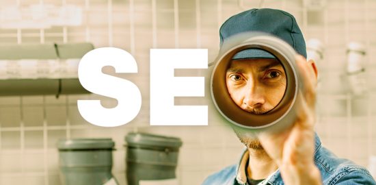 Installateur hält ein Rohr in der Hand welches das O in SEO symbolisiert