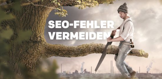 "SEO-Fehler vermeiden"-Schriftzug bei Mann, der einen Ast durchsägt, auf dem er sitzt.
