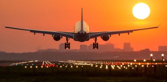 Landingpage Beispielfoto mit Flugzeug auf Landebahn