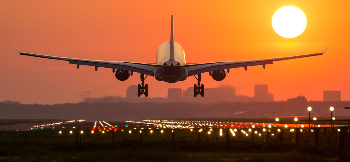 Landingpage Beispielfoto mit Flugzeug auf Landebahn