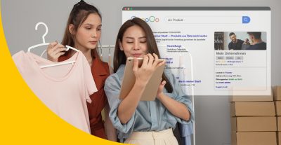 Zwei Frauen in einem Modegeschäft, die eine zeigt der anderen etwas auf einem Tablet. Im Hintergrund sieht man die Google-Suche, die auf dem Tablet durchgeführt wird.