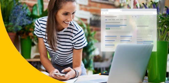 Was ist SEO? googelt eine Floristin auf ihren Laptop