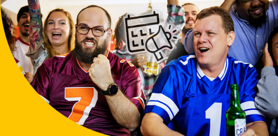 Bild zeigt Besucher:innen in einer Bar, die den Super Bowl zusammen schauen, als Symbol für gelungenes Eventmarketing.