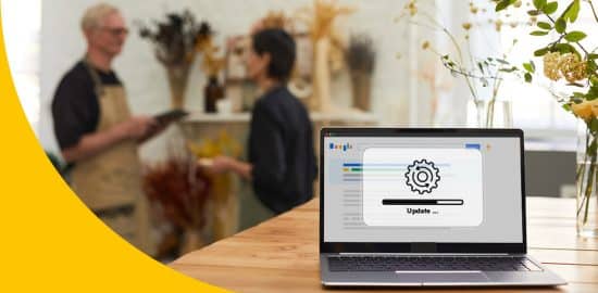 Zwei Blumenhändler, im Vordergrund steht ein PC auf einem Tisch. Auf dem Bildschirm sieht man eine Google-Suchergebnisseite mit einem Ladebalken und dem Schriftzug "Update" im Vordergrund.