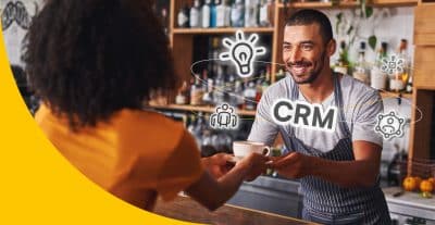 Cafébesitzer, der Kundin Kaffee gibt. Um ihn herum eine stilisierte Glühbirne, der Schriftzug "CRM" und ein Menschen-Symbol