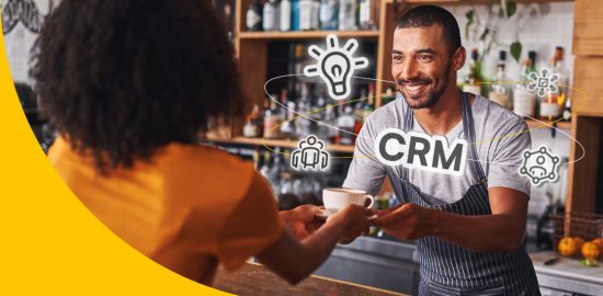 Cafébesitzer, der Kundin Kaffee gibt. Um ihn herum eine stilisierte Glühbirne, der Schriftzug "CRM" und ein Menschen-Symbol