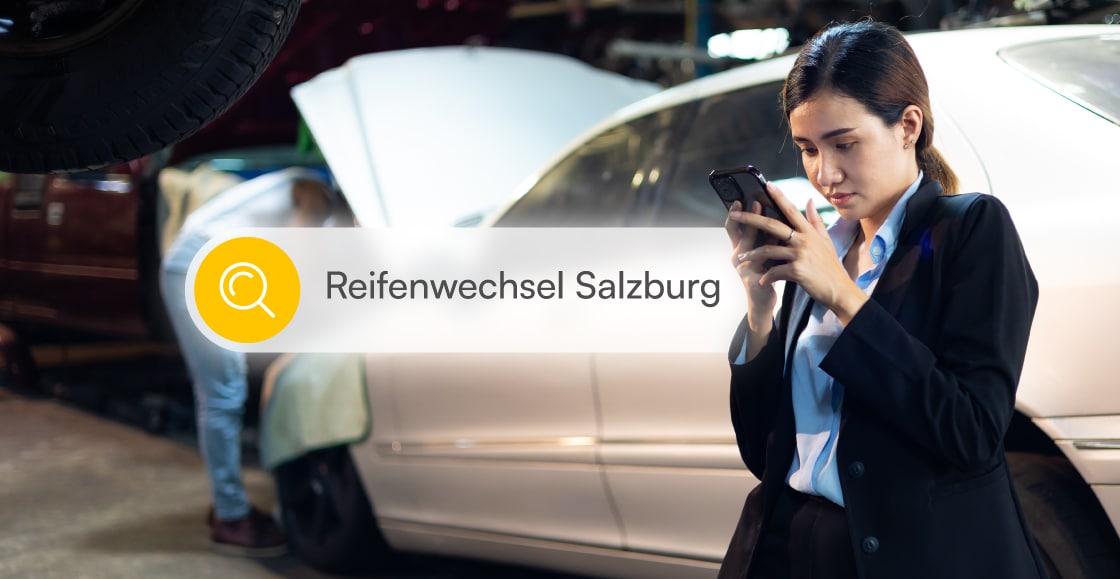 Frau vor Auto, die gerade "Reifenwechsel Salzburg" googelt.