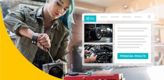 Junge Automechatronikerin bei der Arbeit. Neben ihr sieht man ihre Website mit einem Bereich mit Premium-Inhalten.