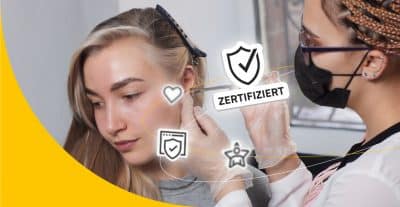 Piercerin, die gerade bei einer Kundin ein Piercing sticht. Um sie herum sind Online-Symbole (wie eine Website) und auch ein Zertifiziert-Icon.