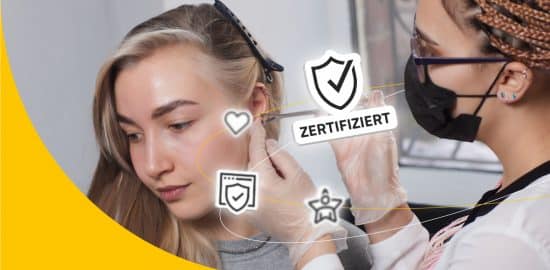 Piercerin, die gerade bei einer Kundin ein Piercing sticht. Um sie herum sind Online-Symbole (wie eine Website) und auch ein Zertifiziert-Icon.