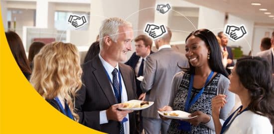 Menschen auf einem Business Event, die sich unterhalten. Zwischen ihnen sind Verbindungslinien mit Händeschüttel-Emoji