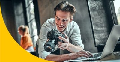 Das Bild zeigt einen Fotografen, der sich eine Fotografen-Website erstellen lässt.