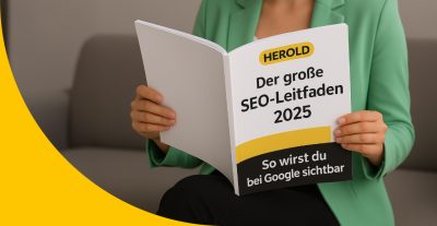 Frau die den Folder "SEO Leitfaden" in der Hand hält