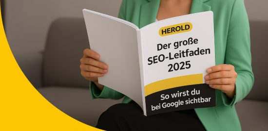 Frau die den Folder "SEO Leitfaden" in der Hand hält