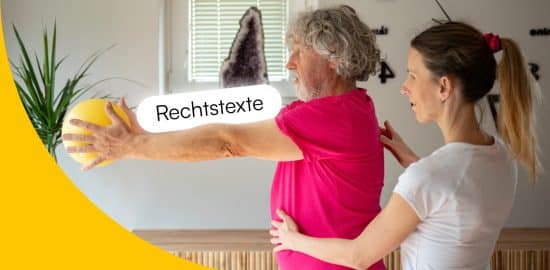 Physiotherapeutin mit Patient, der einen Ball in der Hand hält. Über seinem ausgestreckten Arm steht "Rechtstexte".