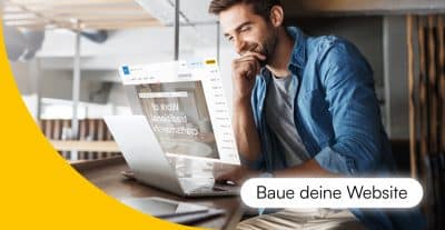 Mann vor einem PC, der mit einem Website Baukasten seine Website baut.