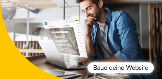 Mann vor einem PC, der mit einem Website Baukasten seine Website baut.