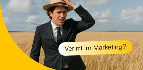 Anwalt, der suchend im Weizenfeld steht. Neben ihm der Satz "Verirrt im Marketing?"